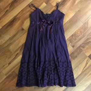 FOREVER 21 Swing Dress with cutout daisy detail. Size S